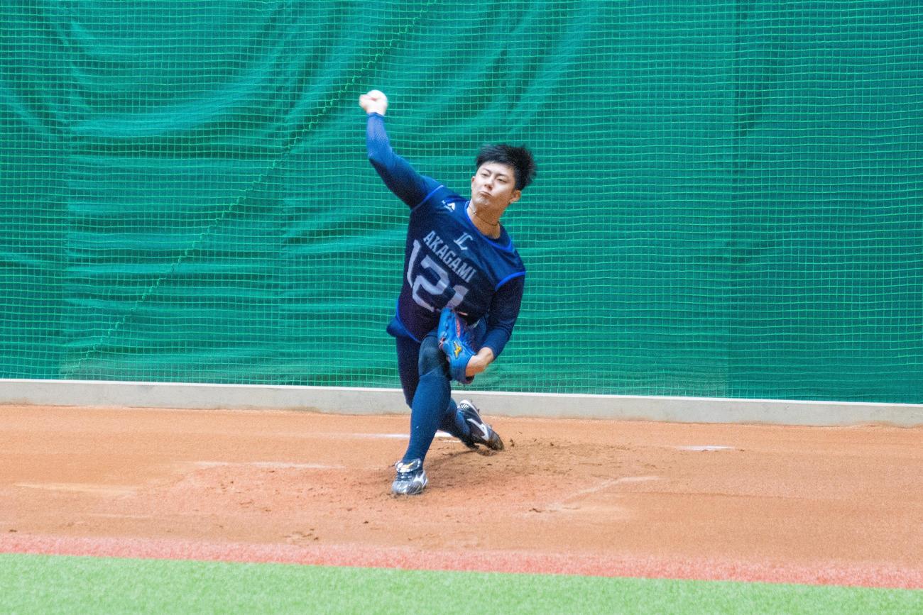 新人一番乗りでブルペン登板をする西武育成ドラフト1位・赤上優人投手（球団提供）