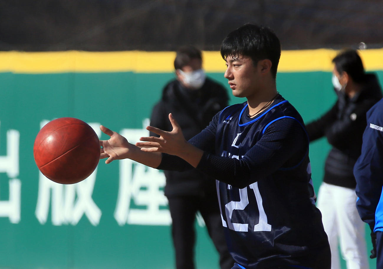 西武新人合同自主トレでメディシンボールを使って練習する育成1位の赤上（代表撮影）