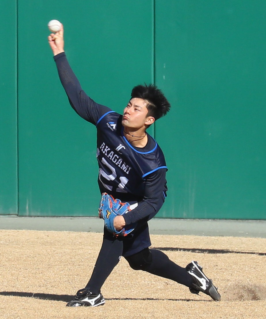 西武新人合同自主トレでキャッチボールする育成1位の赤上（代表撮影）