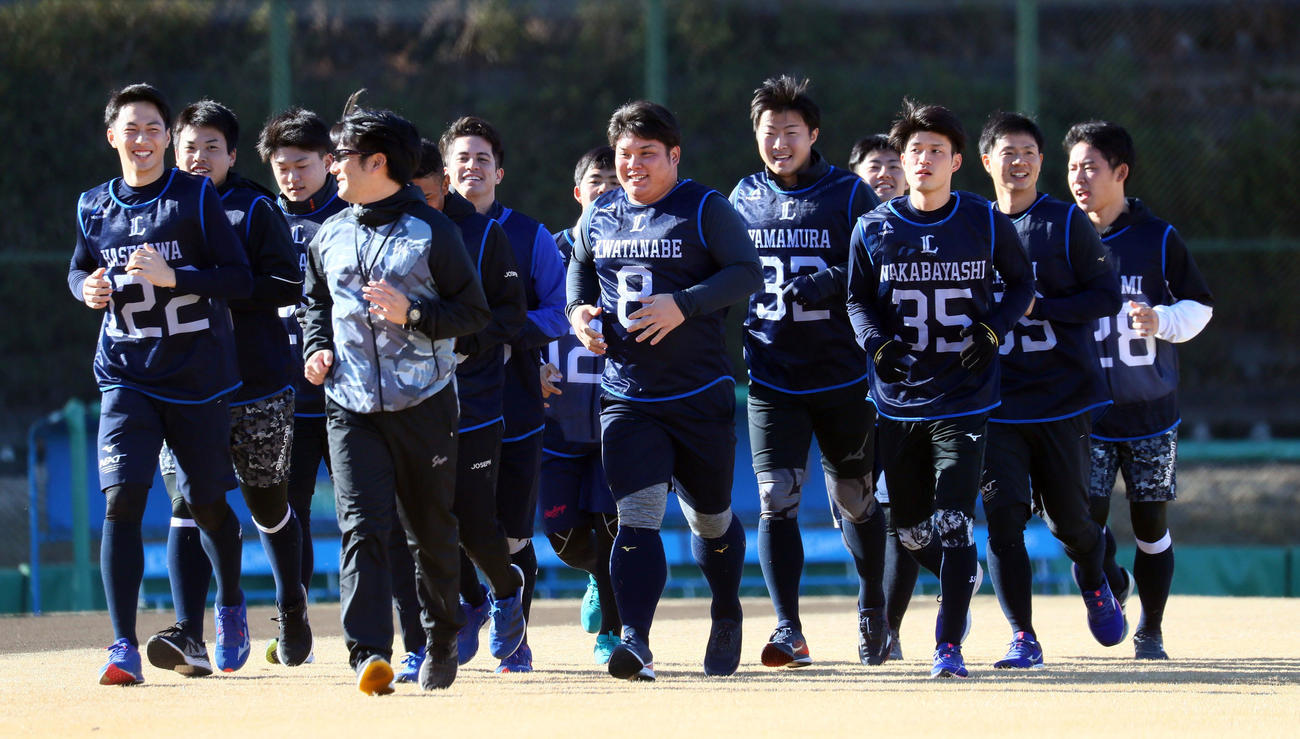 西武新人合同自主トレで、ランニングするドラフト1位の渡部（中央）ら（代表撮影）