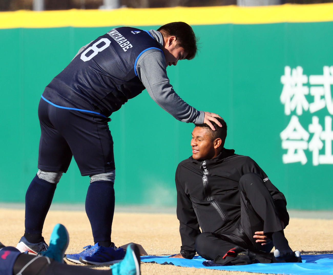 西武新人合同自主トレで育成3位の宮本（右）の頭をつかむ1位の渡部（代表撮影）