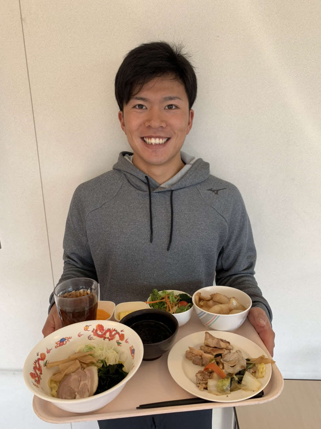 新人合同自主トレで昼食をとる楽天1位の早川（球団提供）