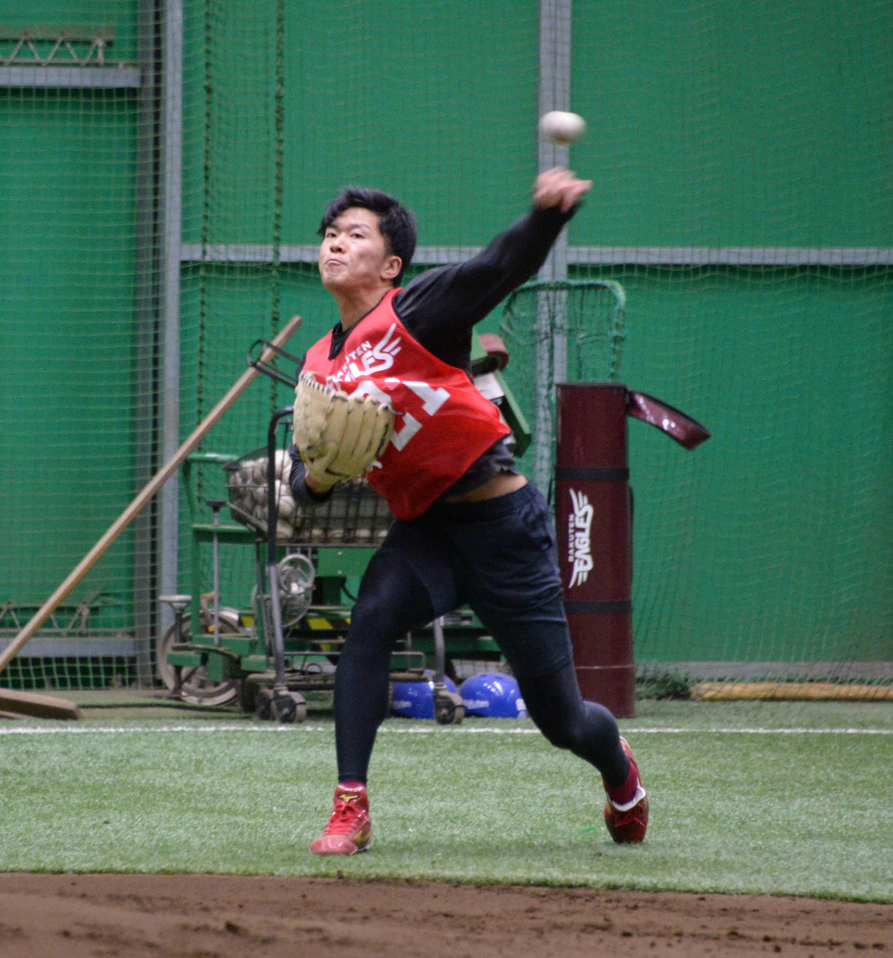 新人合同自主トレの投内連係で軽快な動きを見せる楽天1位の早川（撮影・鈴木正章）