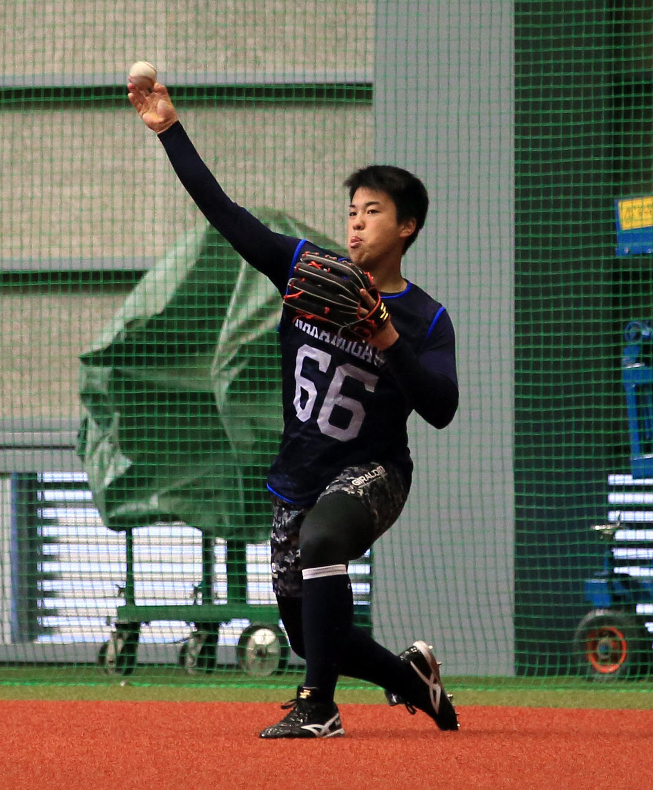 西武新人合同自主トレでノックを受けるドラフト7位の仲三河（代表撮影）