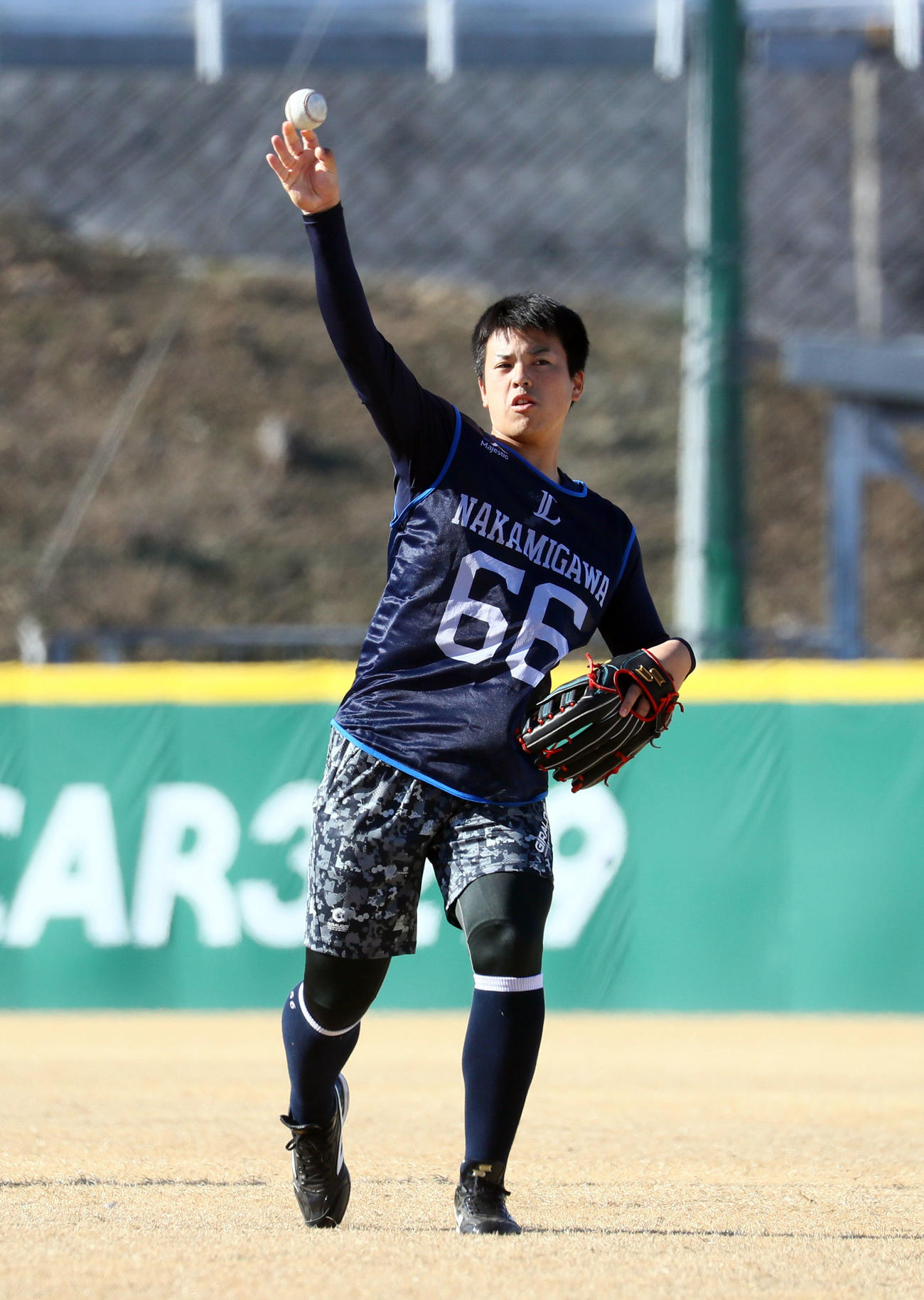 西武新人合同自主トレで、キャッチボールをするドラフト7位の仲三河（代表撮影）