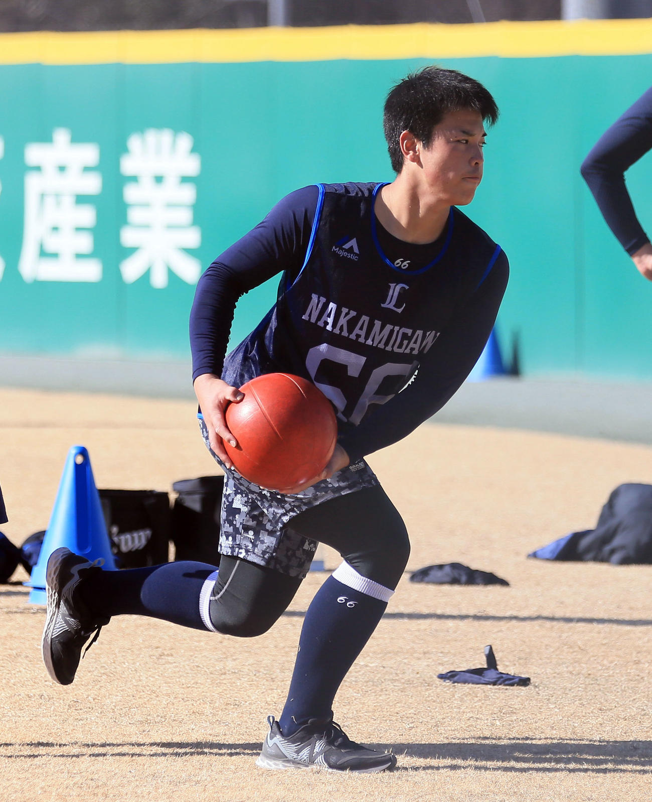 西武新人合同自主トレで、メディシンボールを使って練習するドラフト7位の仲三河（代表撮影）