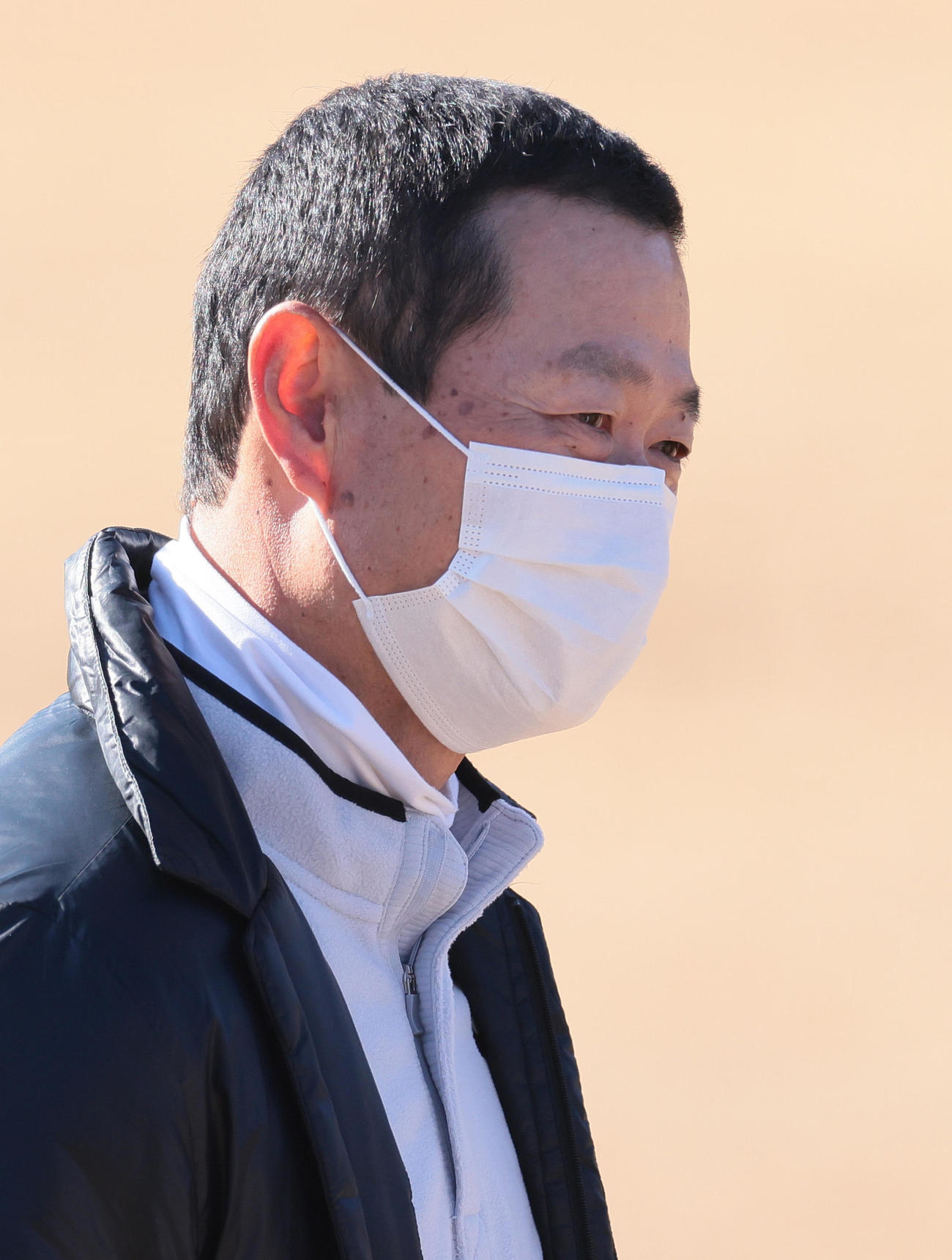 練習を笑顔で見つめる巨人桑田投手チーフコーチ補佐（撮影・足立雅史）