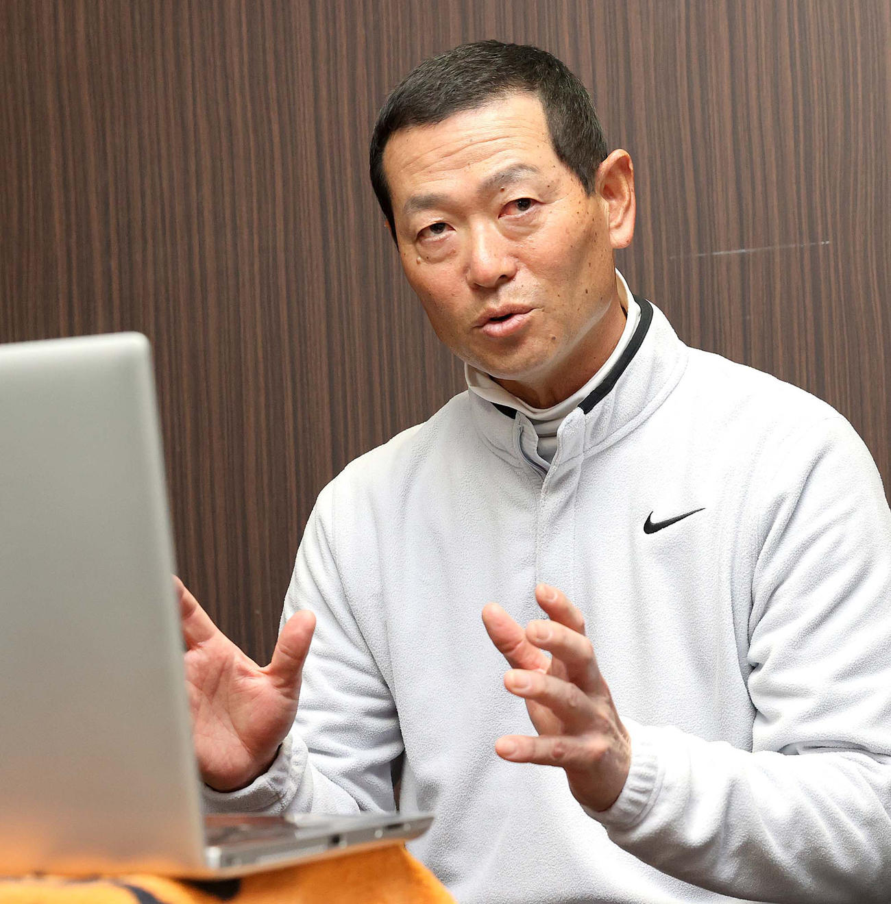 新人合同自主トレの視察後、リモート会見を行う桑田投手チーフコーチ補佐（球団提供）
