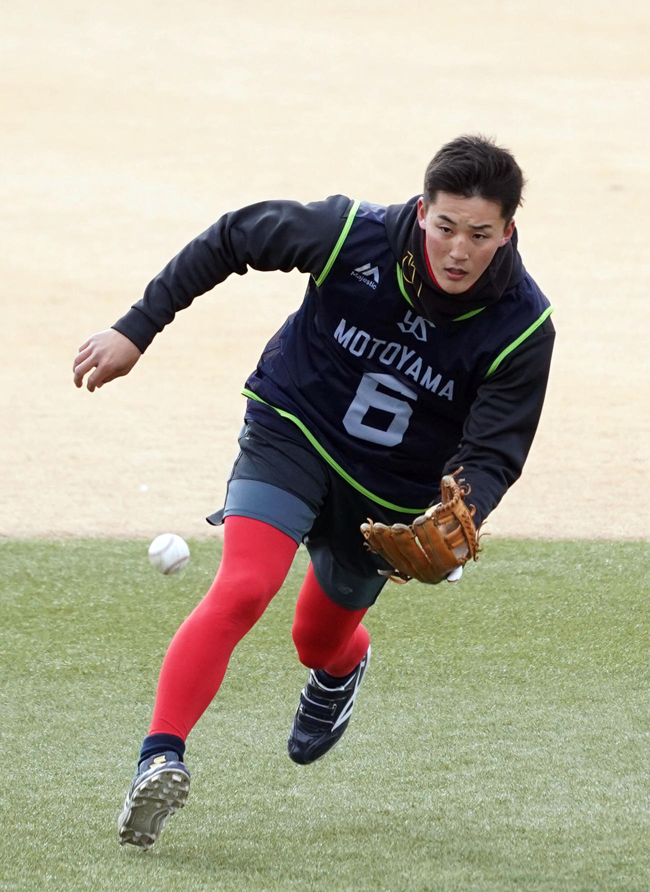 11日、新人合同自主トレでノックを受けるドラフト4位の元山（代表撮影）