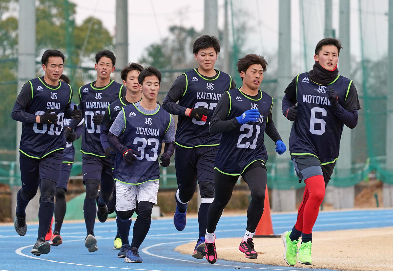 11日、新人合同自主トレのランニングで先頭を走るドラフト4位の元山（右端）（代表撮影）