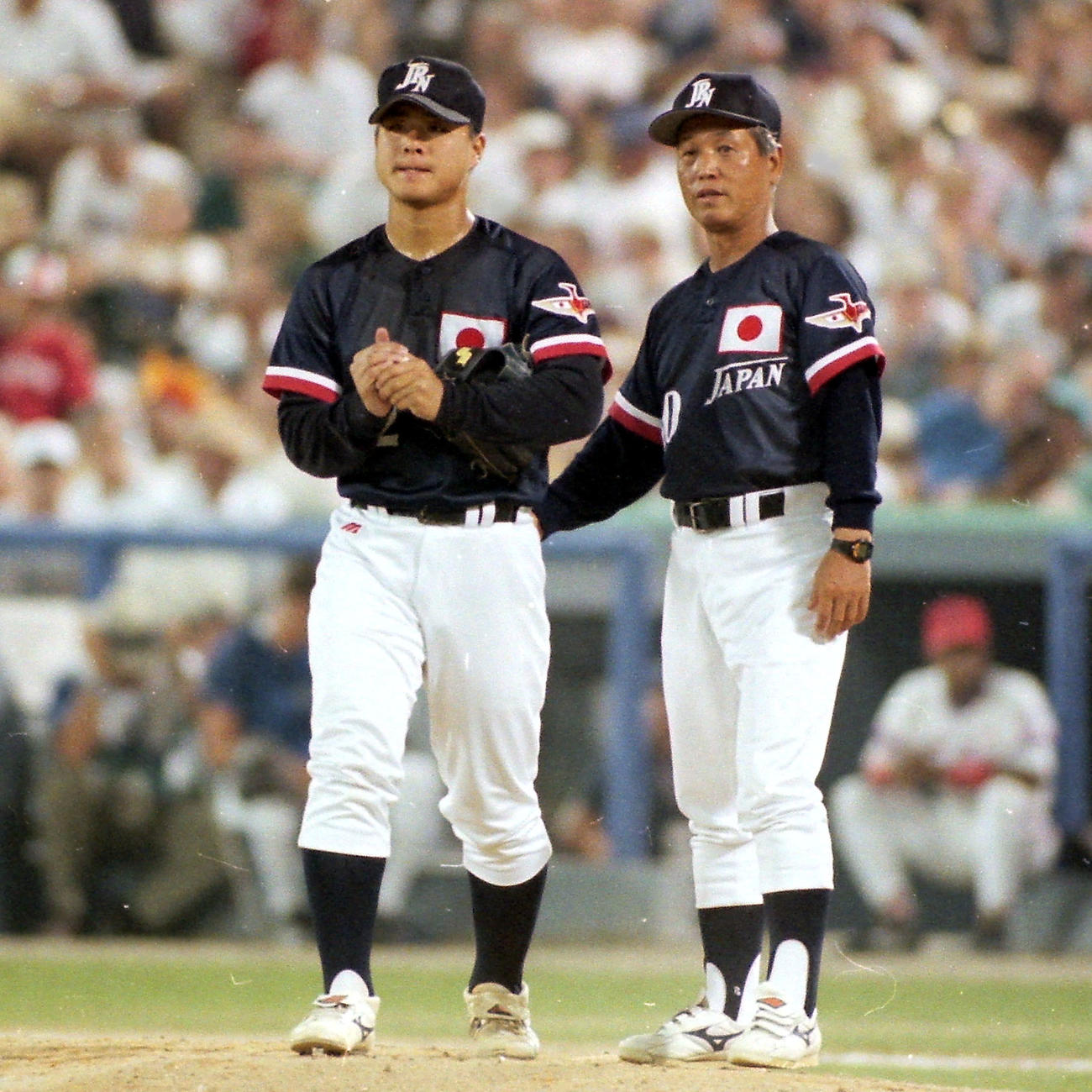 アトランタ五輪決勝のキューバ戦で、投手森中（左）に交替を告げる川島監督（1996年8月2日撮影）