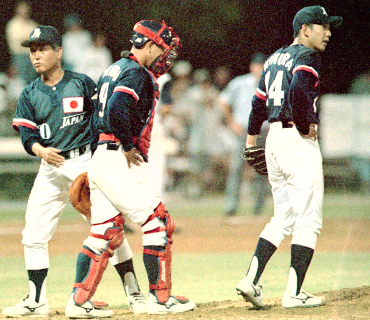 アトランタ五輪日本代表と米国代表との練習試合で、バッテリーを励ます川島監督（左端）（共同）