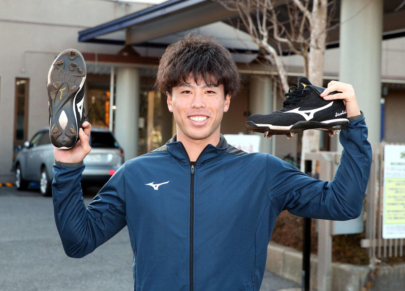 つま先側に金具を多く設置し、ハイカットモデルの日本ハム五十幡のスパイク（撮影・黒川智章）