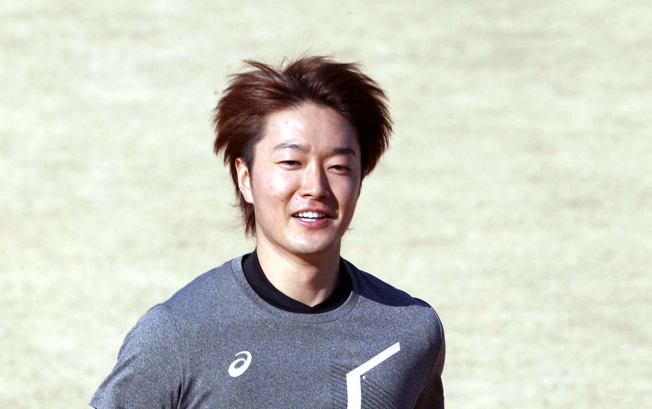 笑顔でダッシュする日本ハム玉井（撮影・黒川智章）