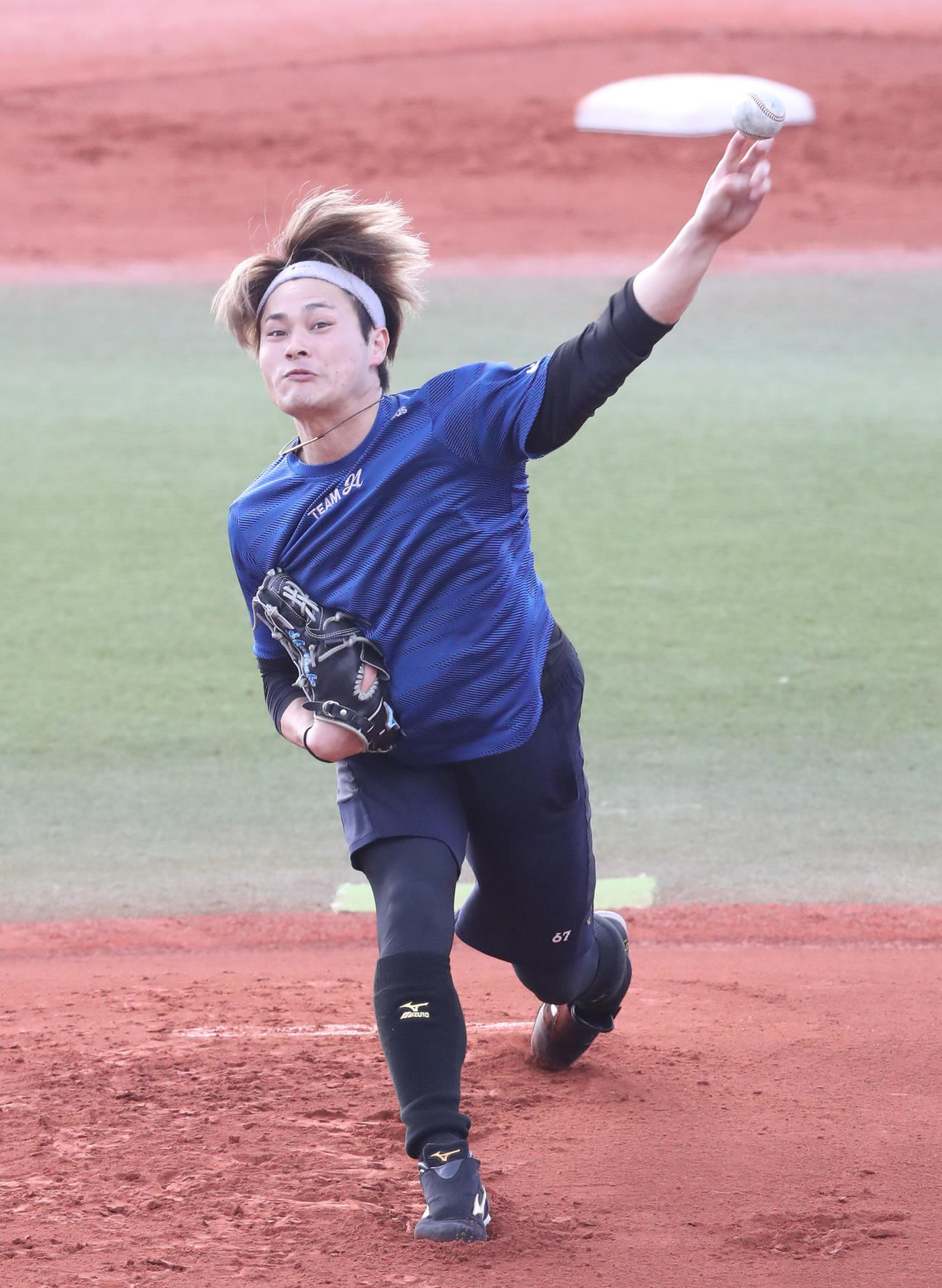 マウンドから投げ込む笠谷（代表撮影）