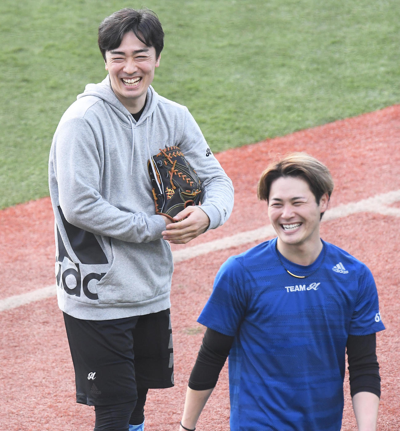 マウンドからの投球練習を終えて笑顔の笠谷（右）と和田（代表撮影）