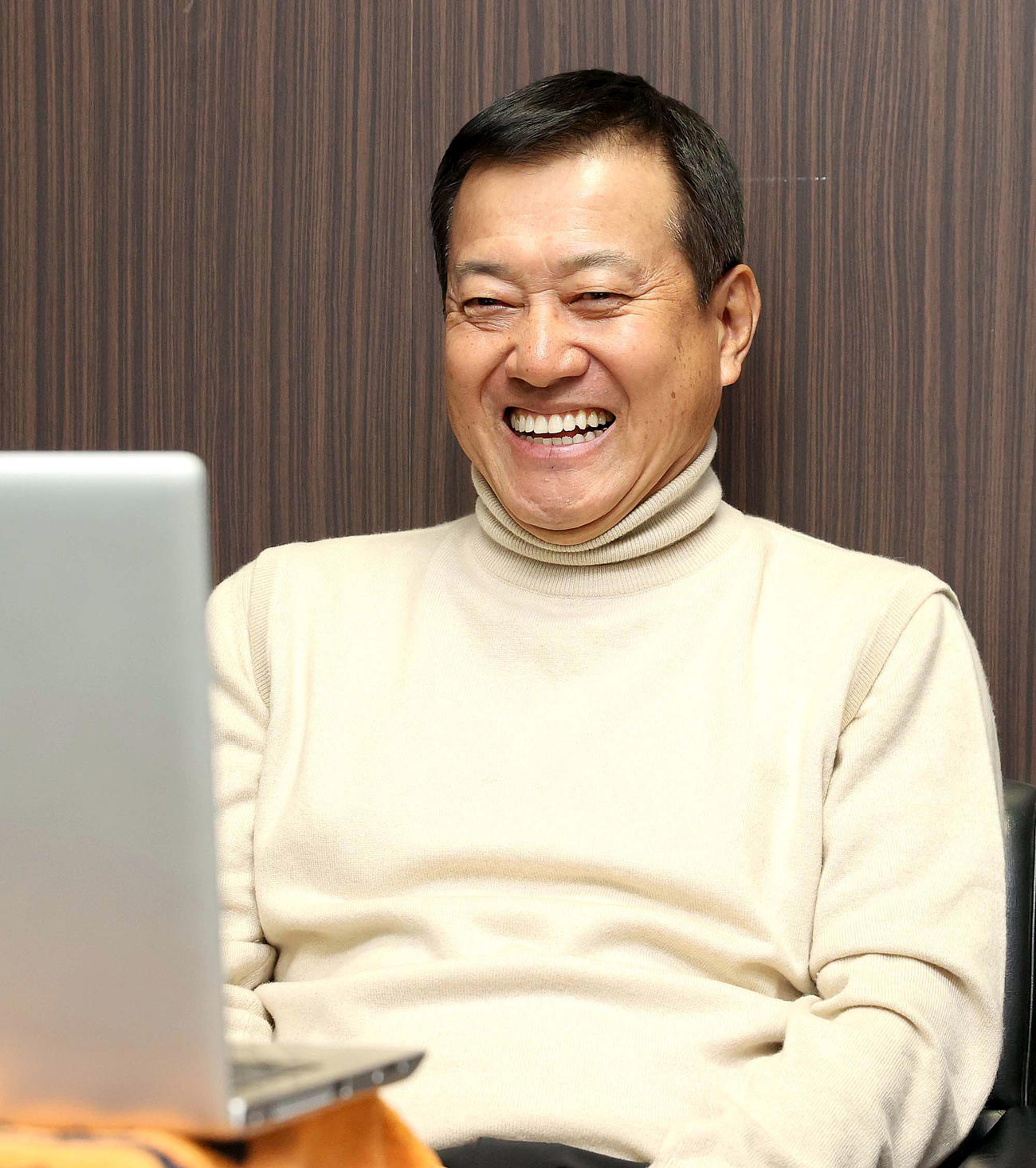 新人合同自主トレの視察後、リモート会見で笑顔を見せる原監督（球団提供）