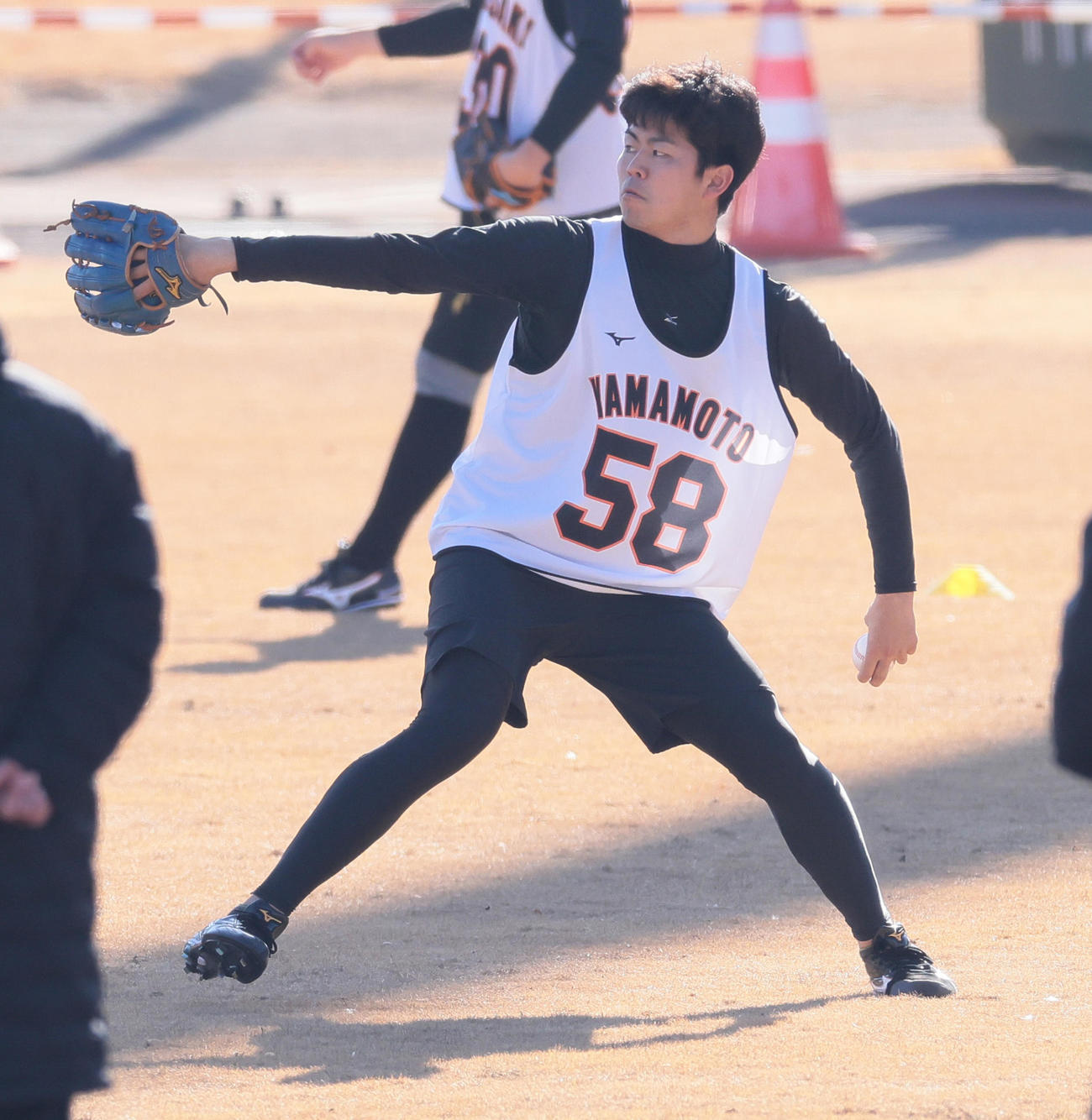 新人合同自主トレでキャッチボールをする巨人山本（撮影・足立雅史）