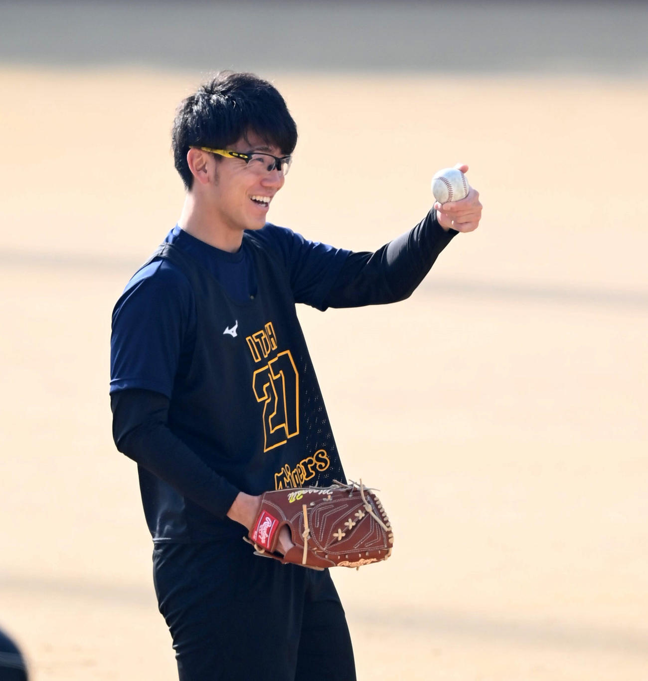 ボールを持って笑顔を見せる伊藤将（代表撮影）