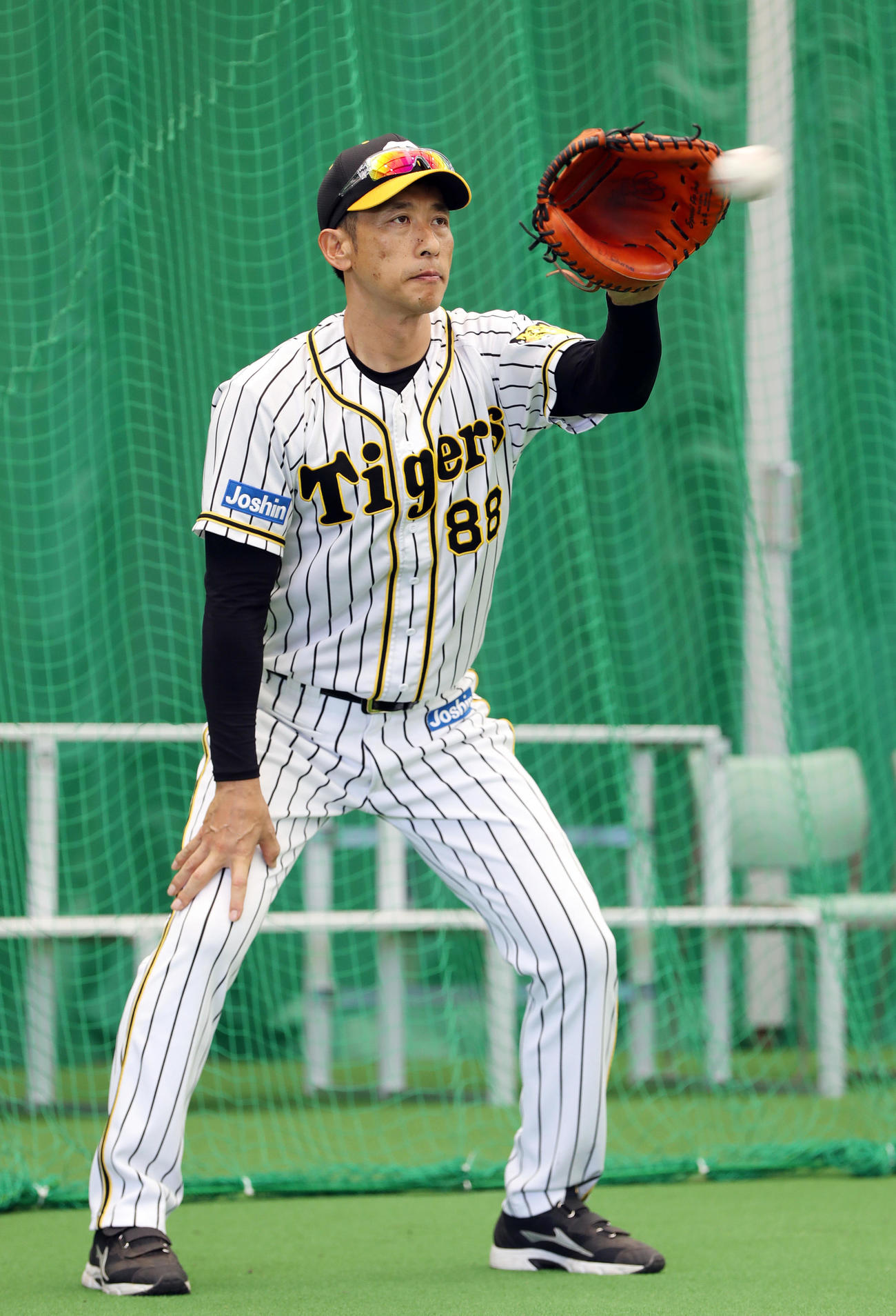 春季キャンプで馬場の投球を受ける矢野監督（2019年2月6日）