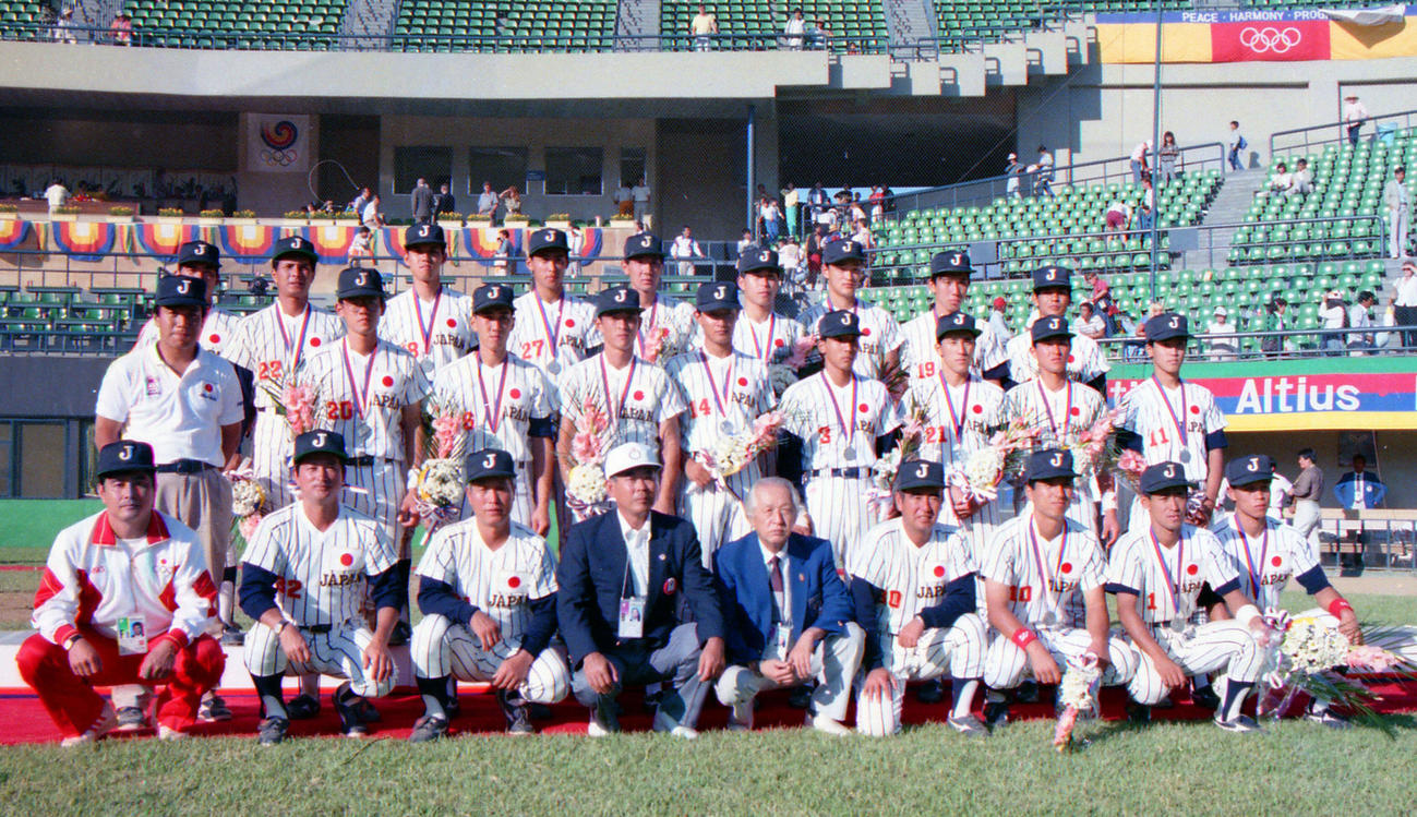 ソウル五輪の米国戦後に記念撮影する日本代表（1988年9月28日撮影）