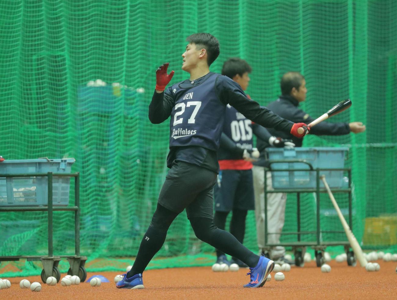 打撃練習を行うオリックス元（代表撮影）