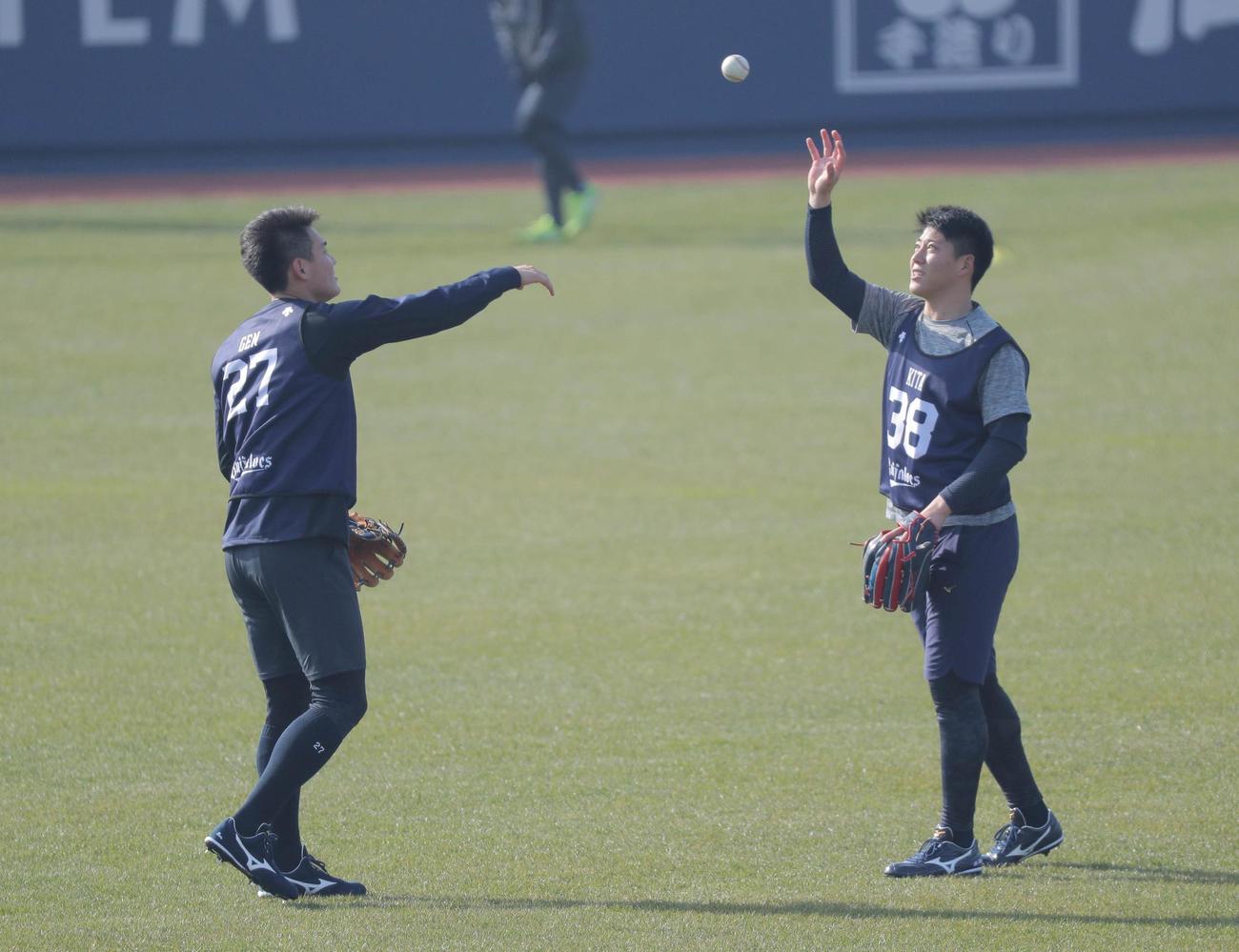 来田とキャッチボールを行った元（代表撮影）