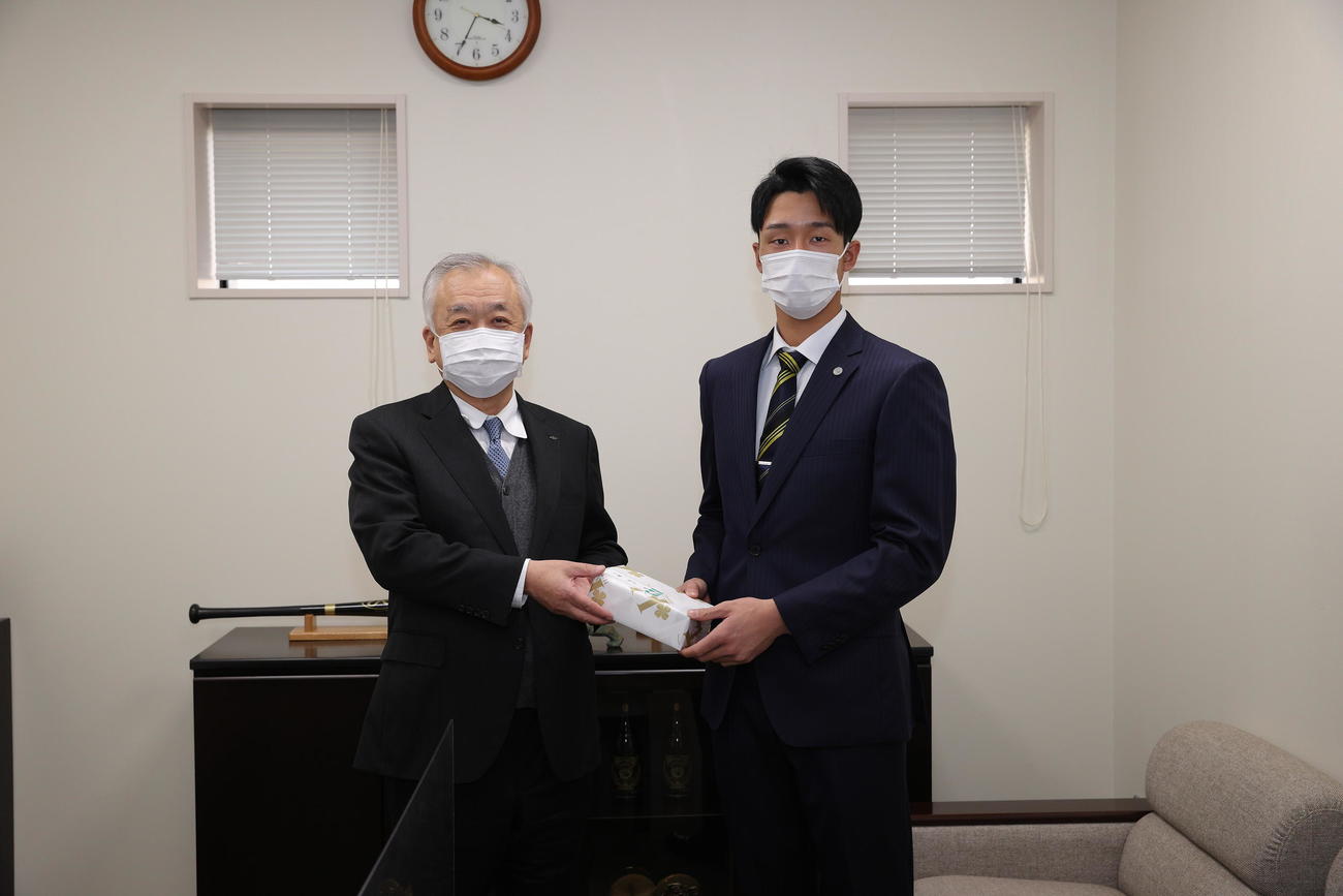 阪神藤原オーナー兼球団社長（左）から成人式記念品を授与された小幡（球団提供）