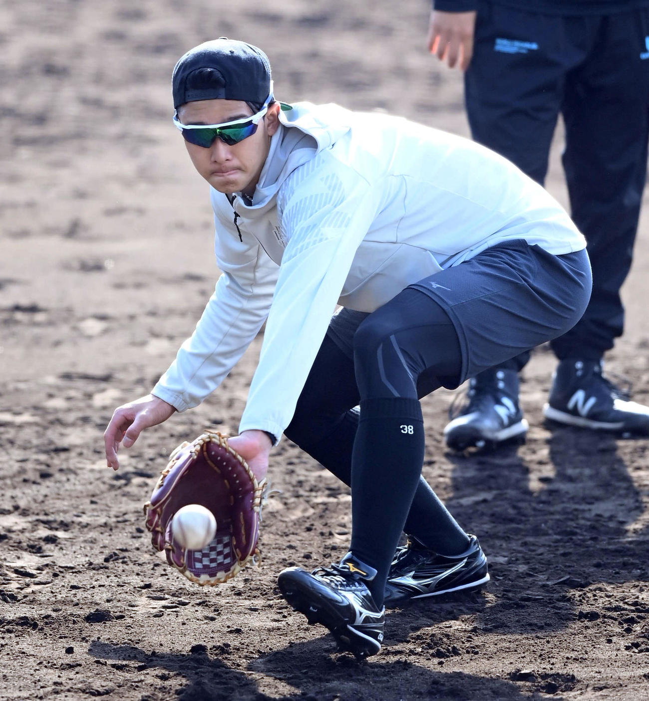 鳴尾浜でノックを受ける小幡（代表撮影）