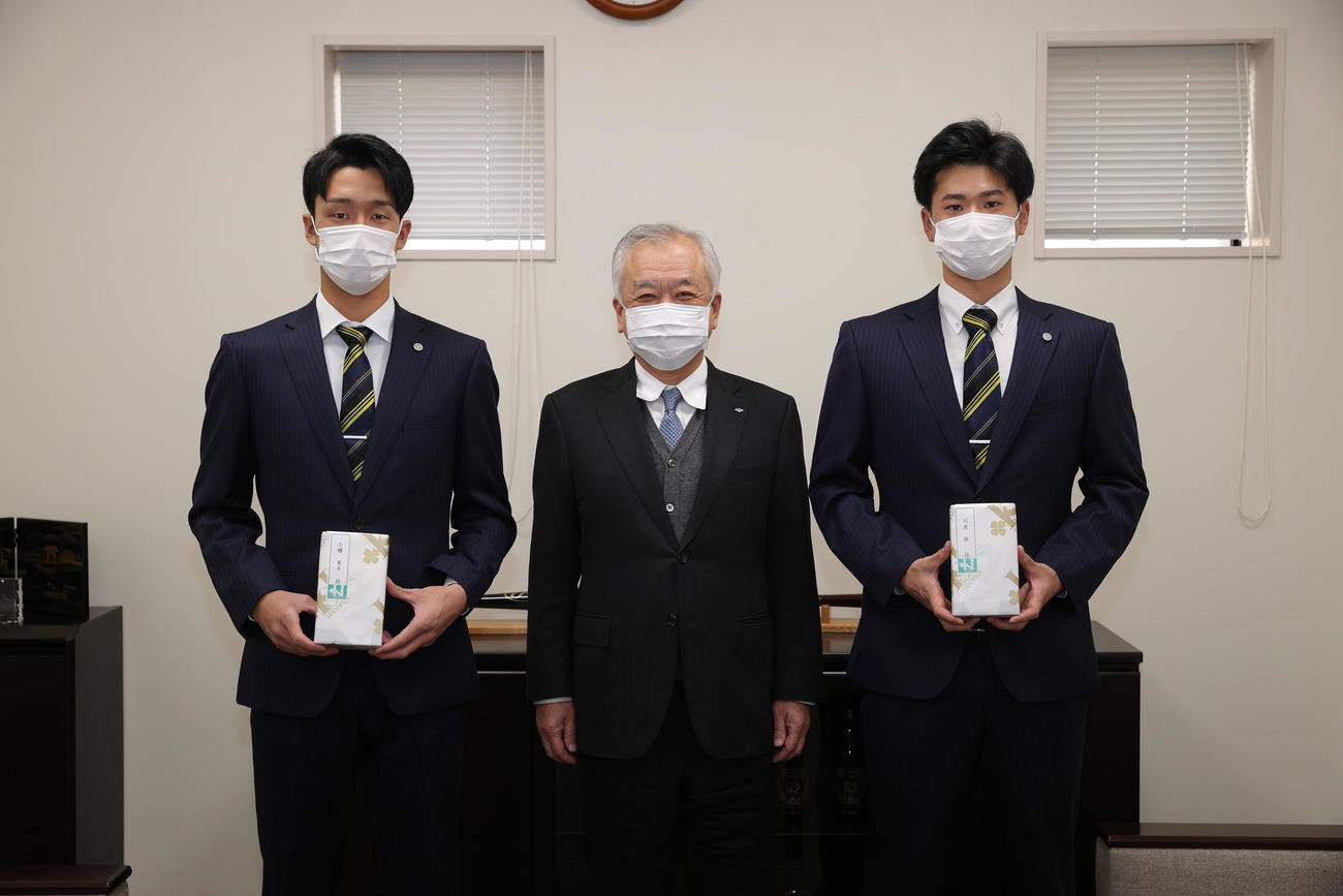 阪神藤原オーナー兼球団社長（中央）から成人式の記念品を授与された小幡（左）と川原（球団提供）