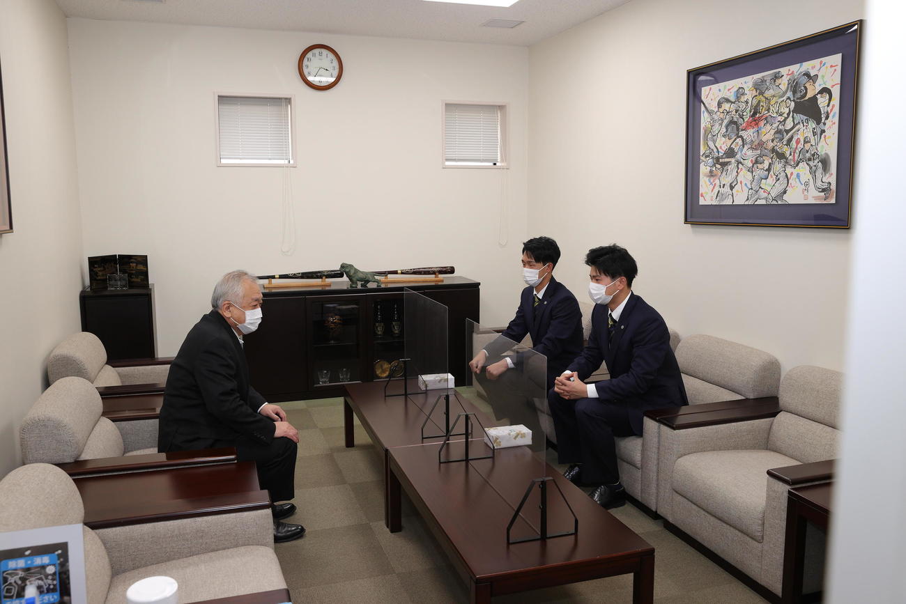 阪神藤原オーナー兼球団社長（左）から成人式記念品を授与された小幡（右奥）と川原（右手前）（球団提供）