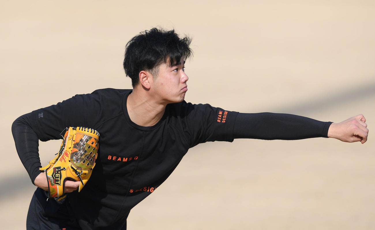 鳴尾浜でキャッチボールをする川原（代表撮影）