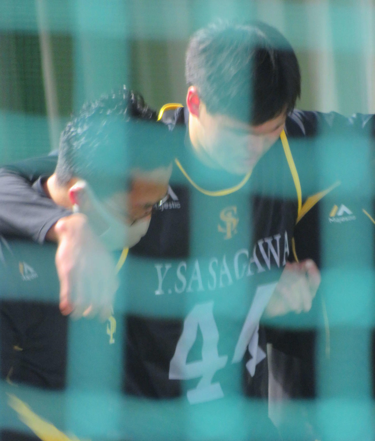 新人合同自主トレ中に左足を痛め、肩を担がれるソフトバンク・ドラフト2位の笹川