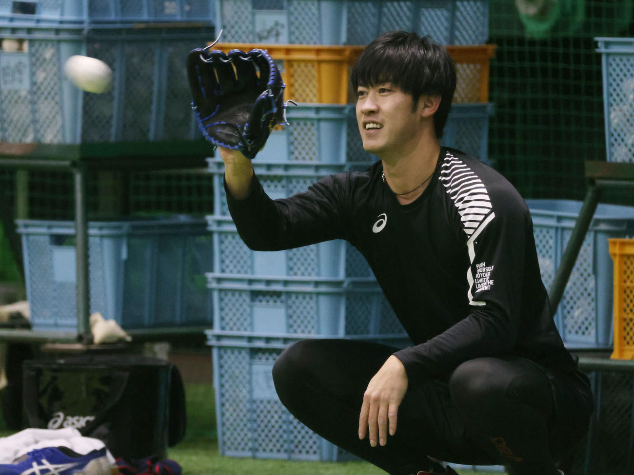プロ野球広島　自主トレ　キャッチボールをする中村恭（撮影・加藤孝規）