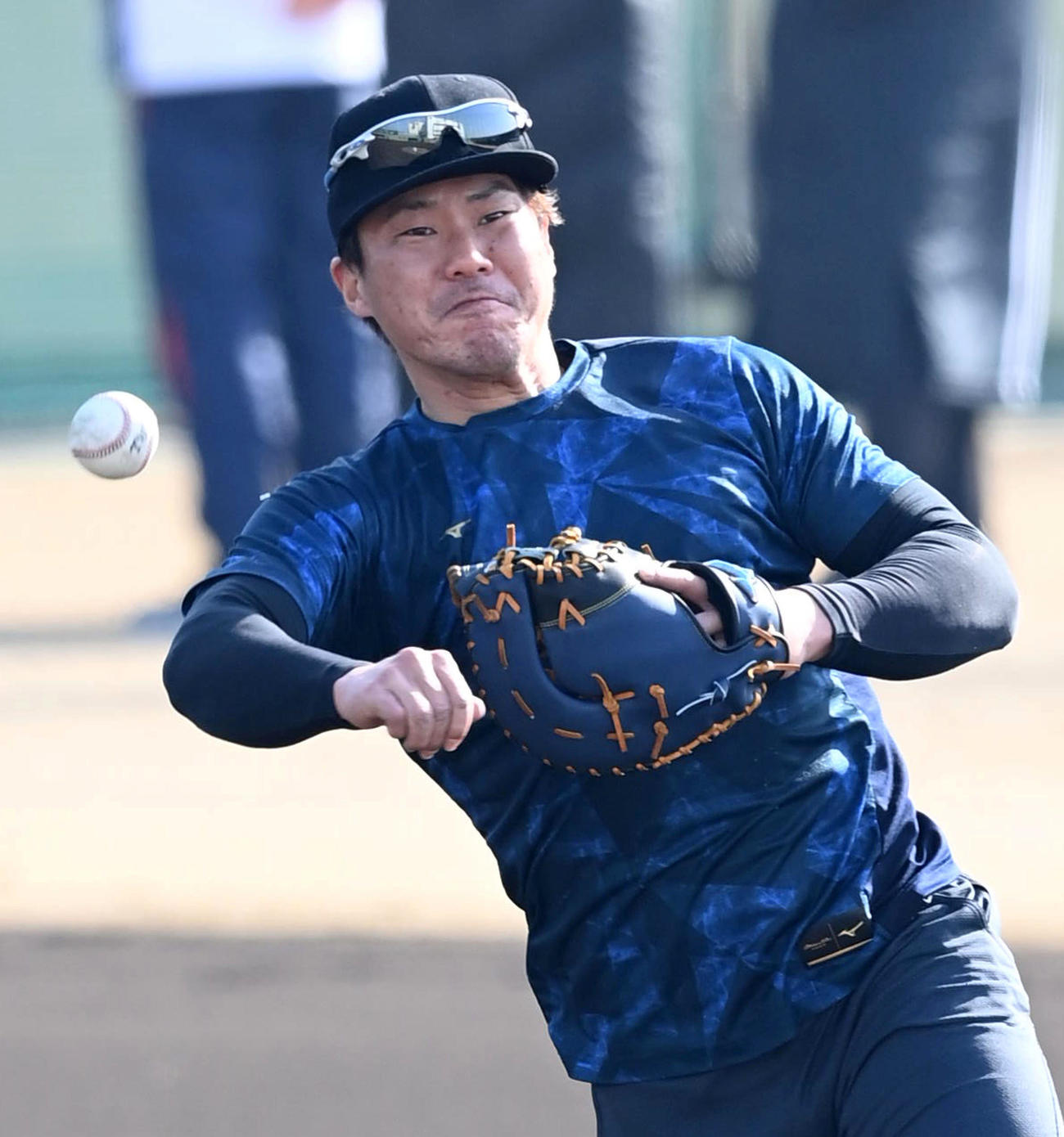 ノックを受け送球する陽川（代表撮影）