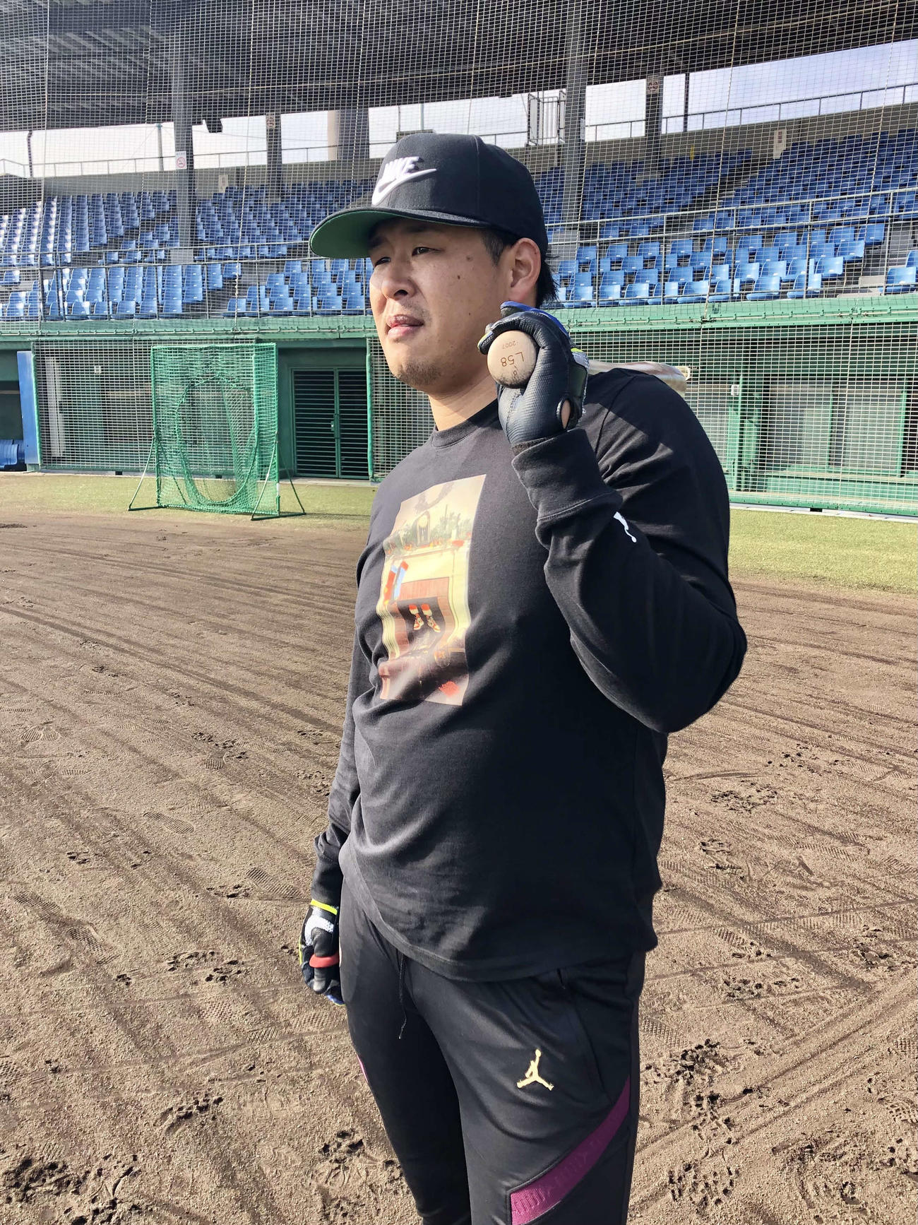愛媛での自主トレで打撃練習を見つめる楽天浅村（球団提供）