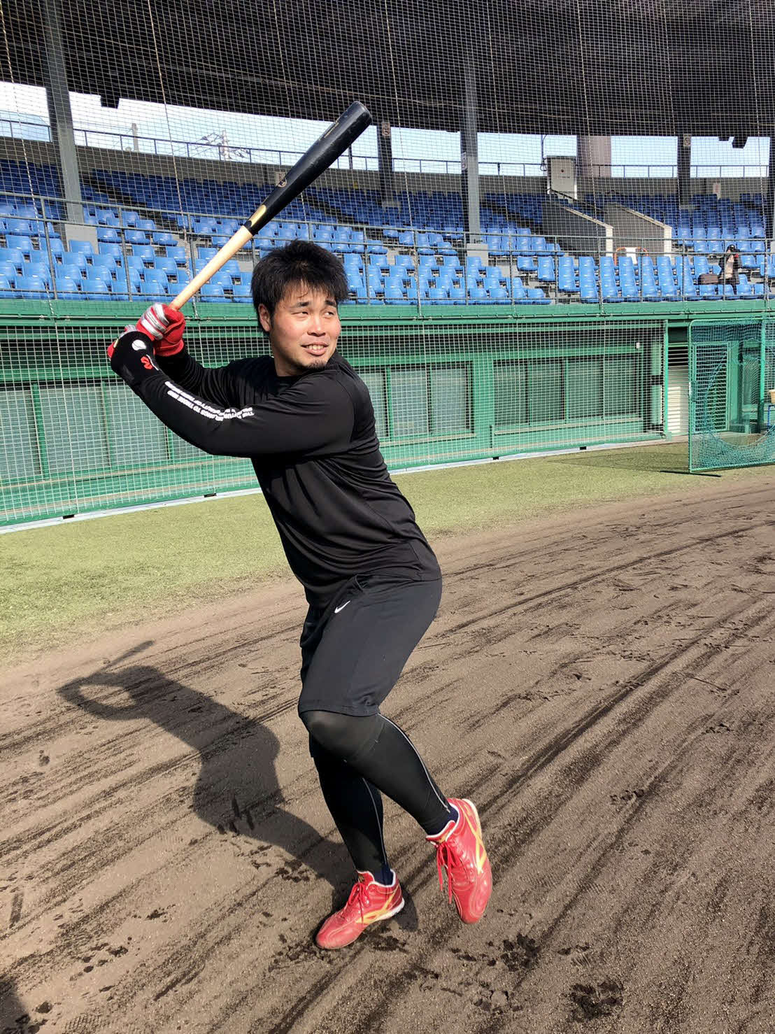 愛媛で楽天浅村らとともに自主トレを行う内田（球団提供）