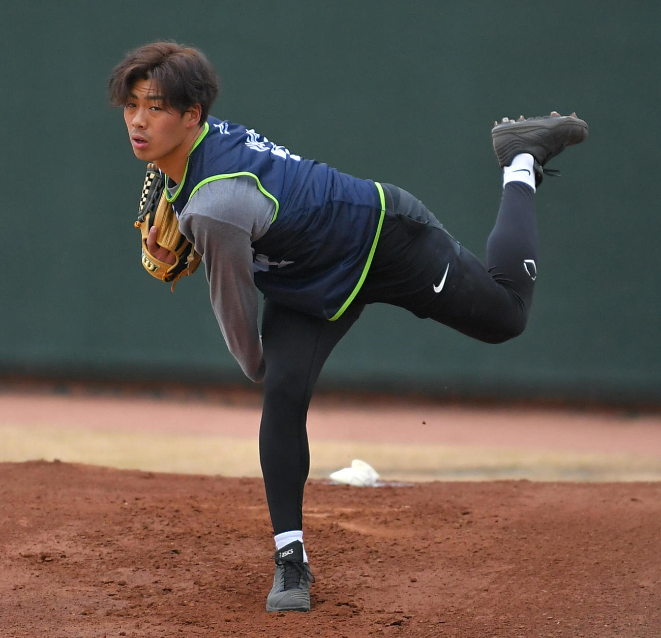 ブルペンで投球練習するヤクルト山野（代表撮影）