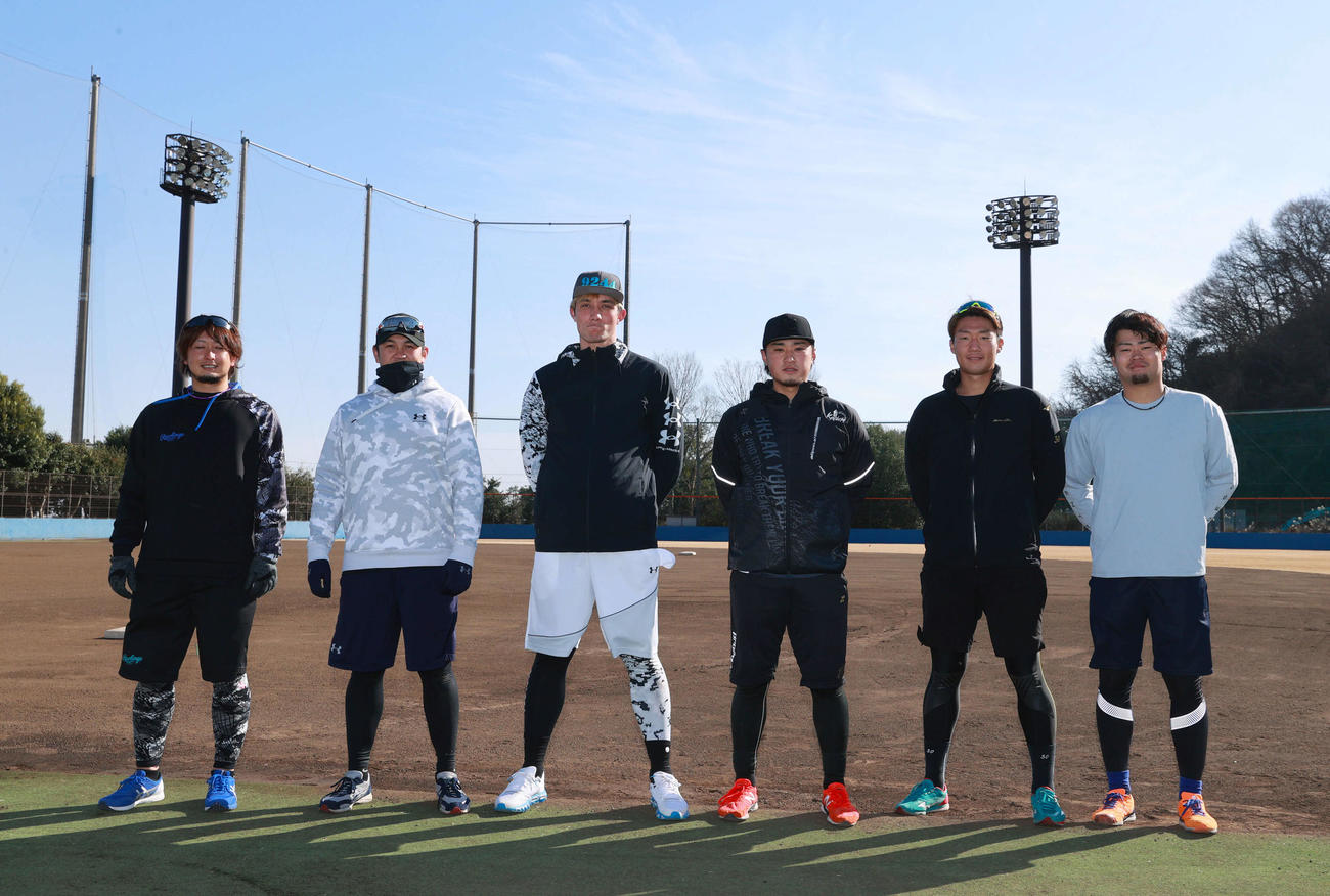 7日、自主トレを終え写真に納まる、左からDeNA三嶋、山崎、国吉、石田、飯塚、伊勢