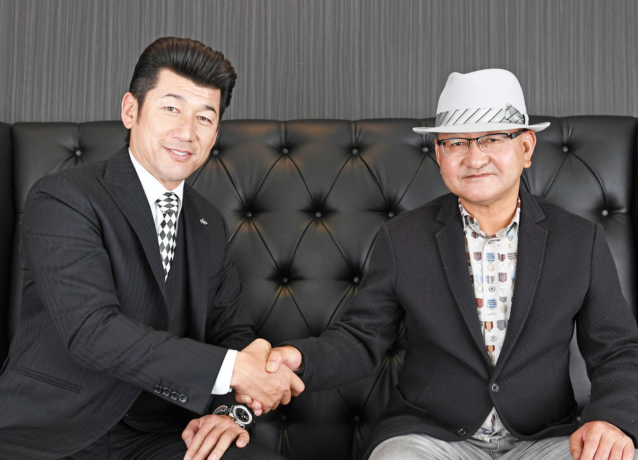 握手を交わすDeNA三浦監督（左）とJRA矢作調教師（撮影・横山健太）