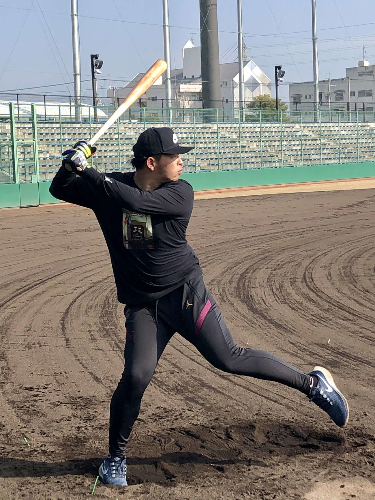 愛媛での自主トレで打撃練習を行う楽天浅村（球団提供）