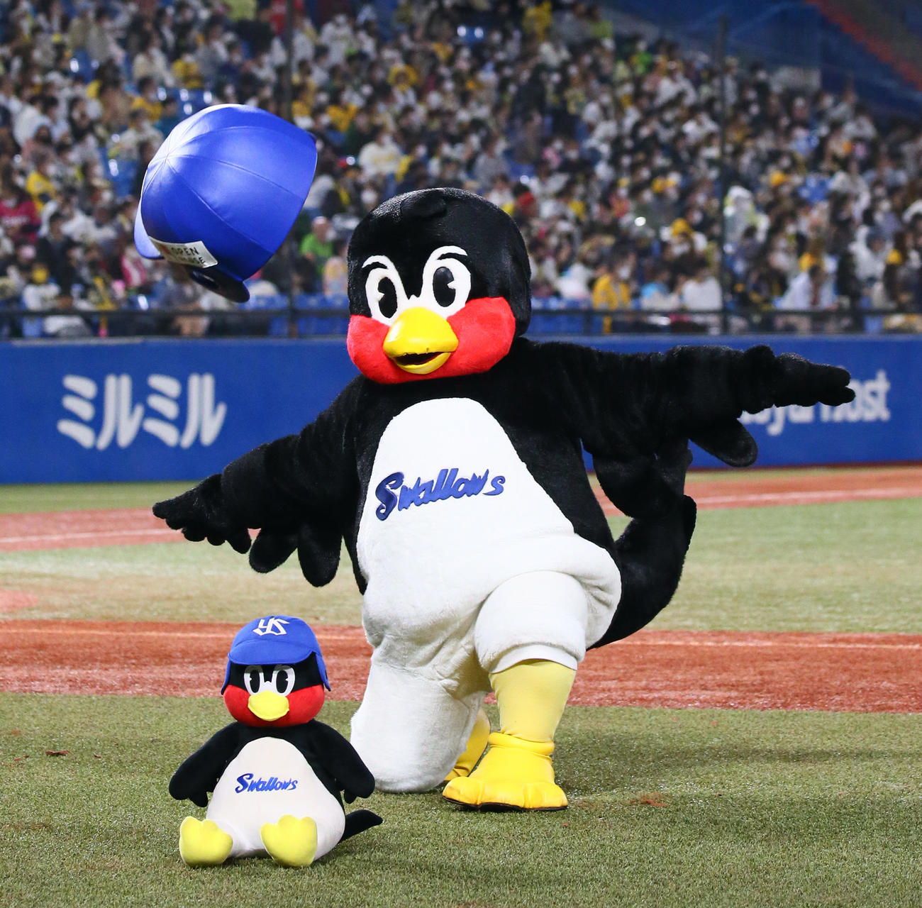 ヤクルトつば九郎（2020年9月27日撮影）