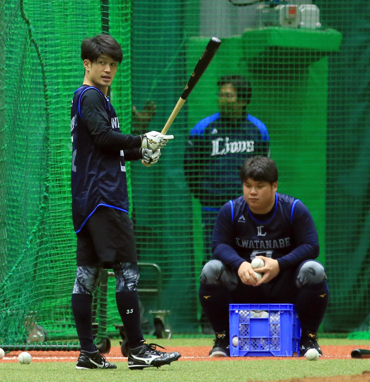 渡部（右）と組んでティー打撃を行う若林（代表撮影）