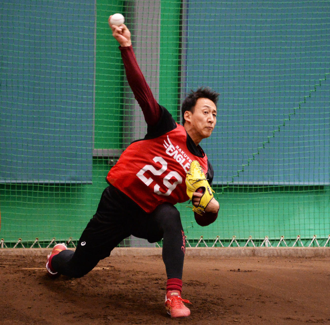 新人合同自主トレで初めてプルペン入りした楽天ドラフト2位の高田（撮影・鈴木正章）