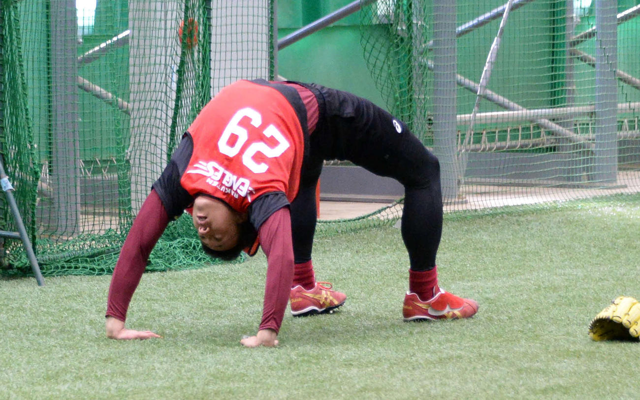 新人合同自主トレで初ブルペン入りの前にブリッジする楽天高田（撮影・鈴木正章）