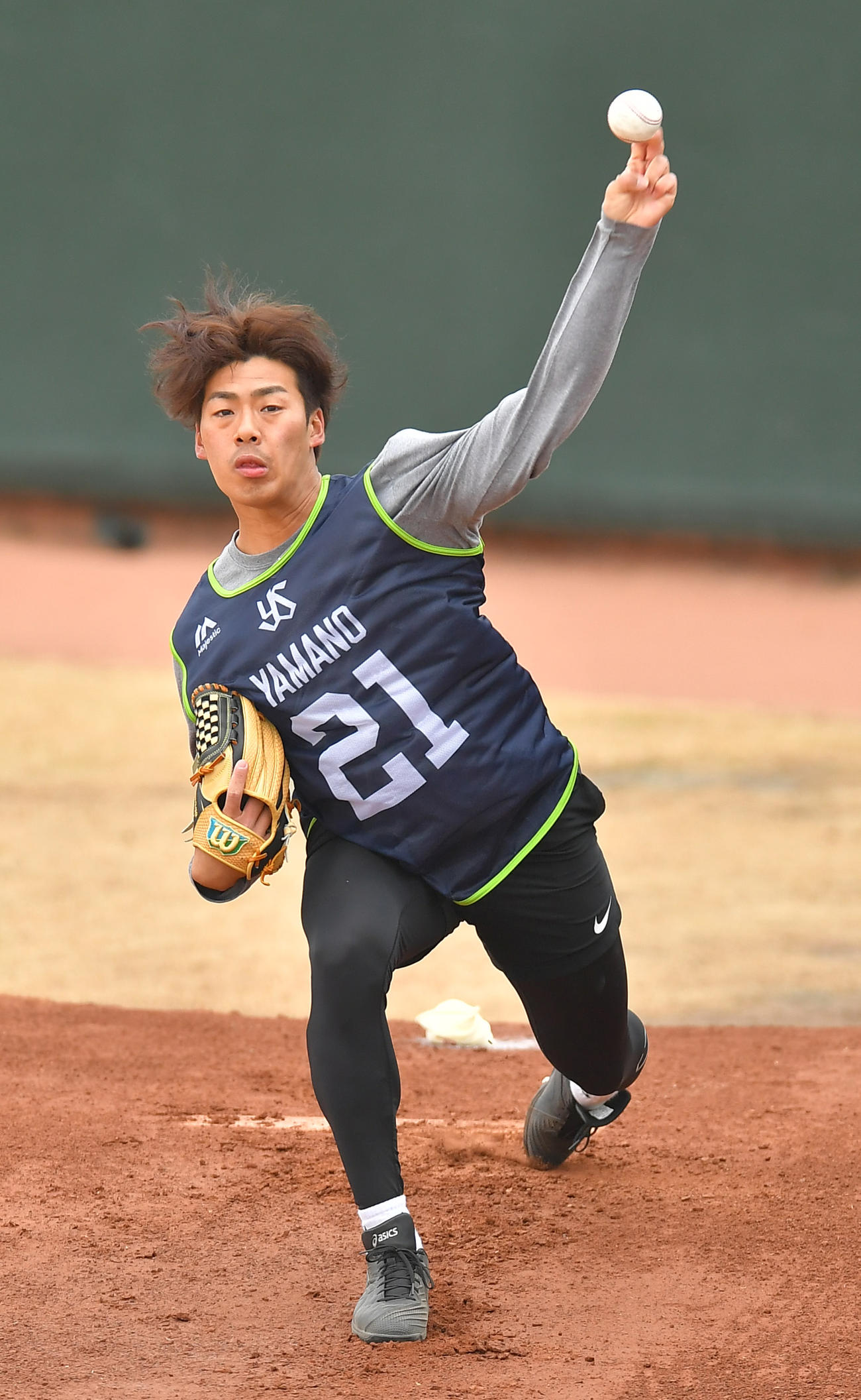 ブルペンで投球練習をするヤクルト山野（代表撮影）