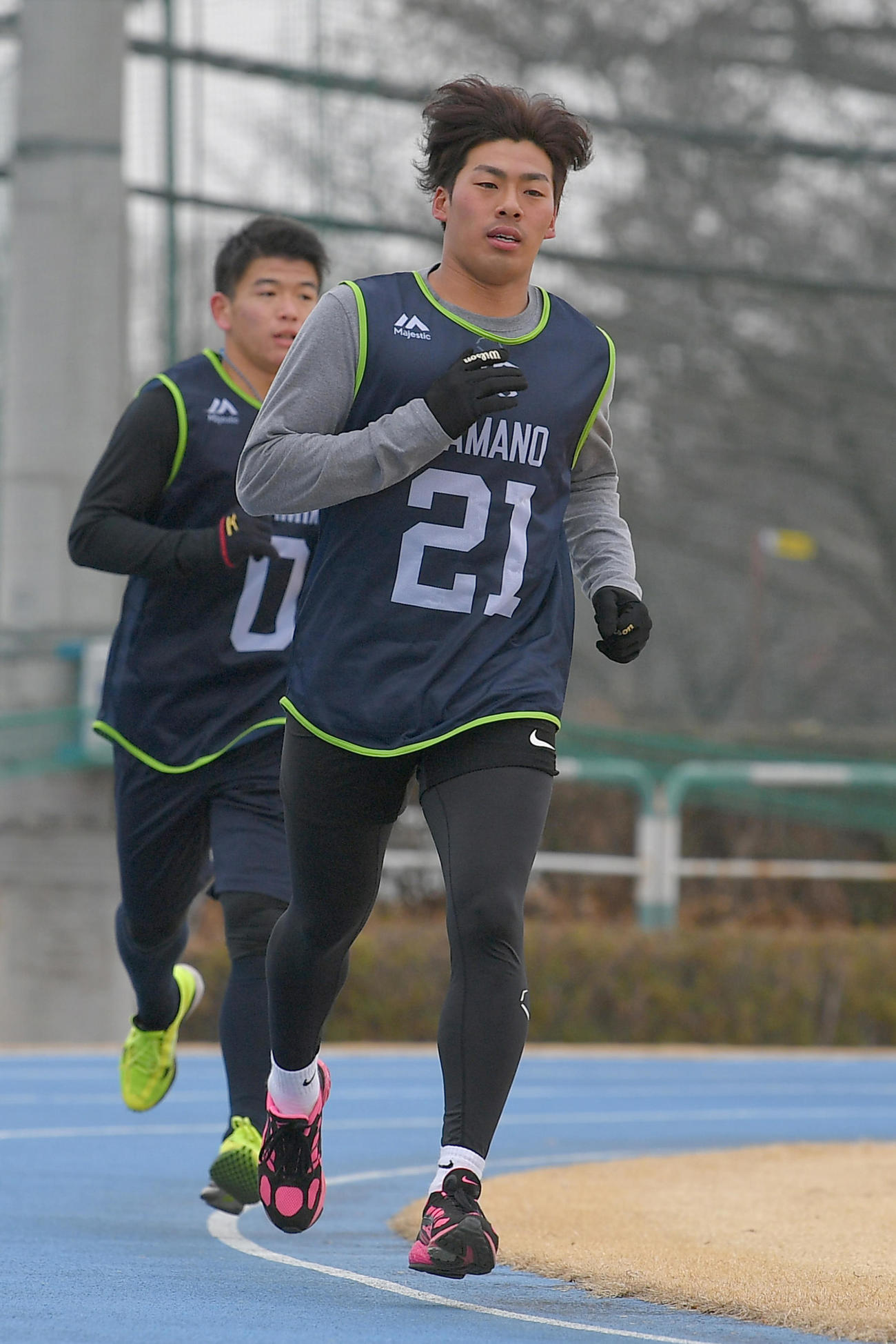 ヤクルト新人合同自主トレで12分間走をする山野（代表撮影）