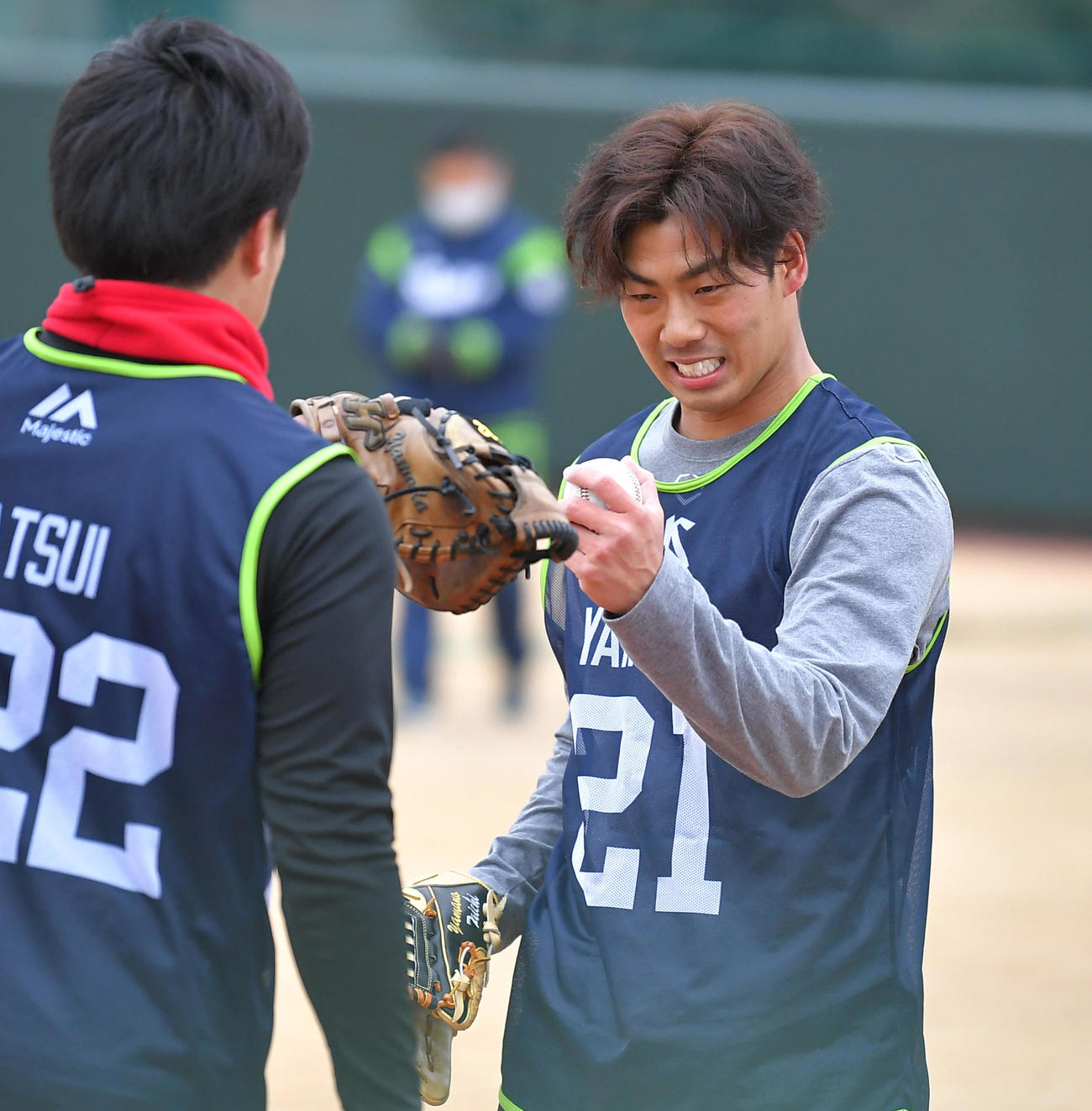 ブルペンで投球練習を終え、キャッチャーを務めた松井とタッチをかわすヤクルト山野（代表撮影）