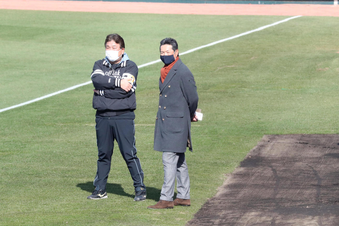 タマホームスタジアム筑後を視察に訪れた小久保裕紀ヘッドコーチは藤本博史2軍監督と話をする（撮影・現場代表）