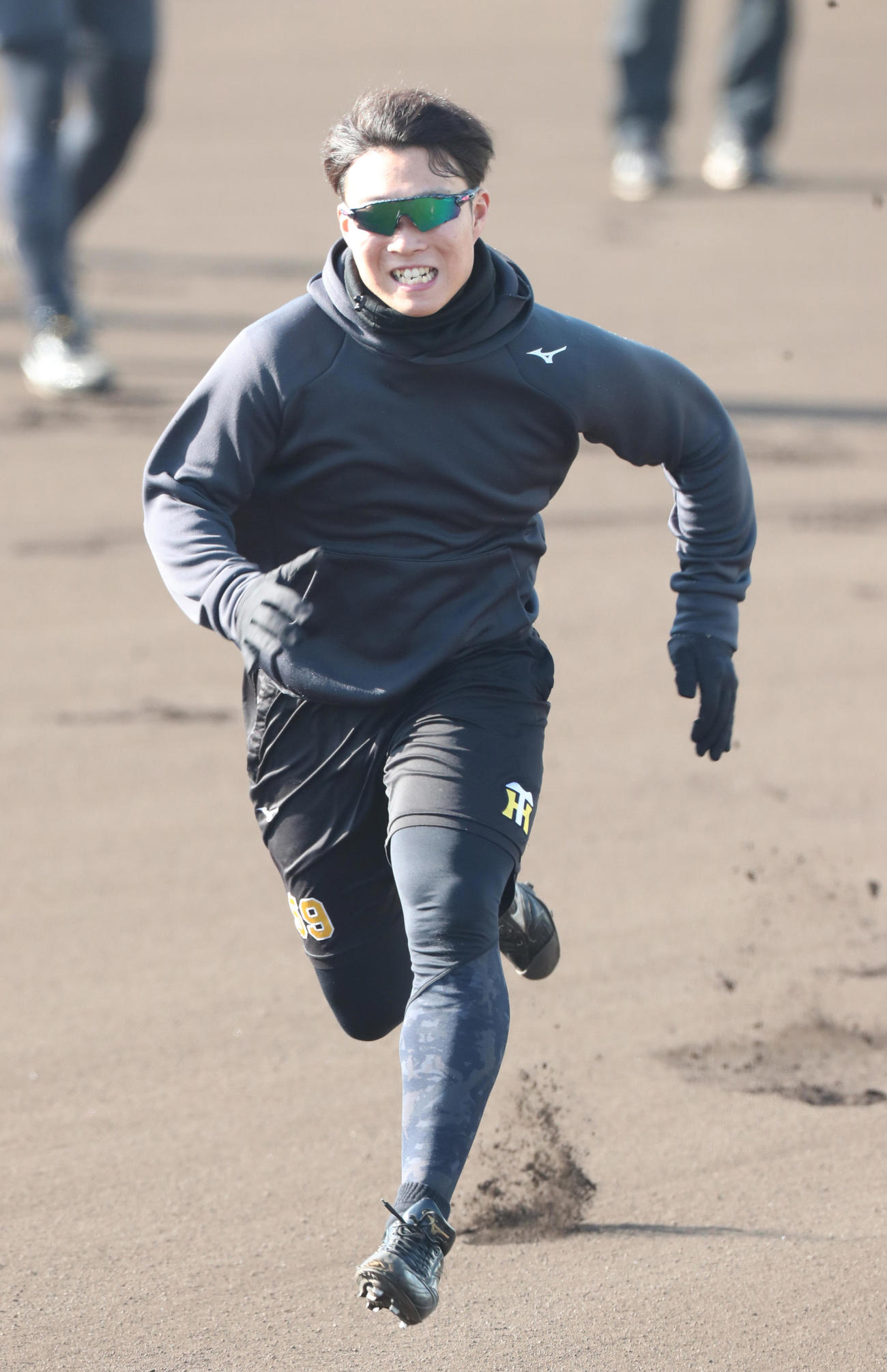 ベースランニングをする藤田健斗＝鳴尾浜（代表撮影）